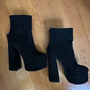 Black velvet chunky boots from Fashion Nova Size 6